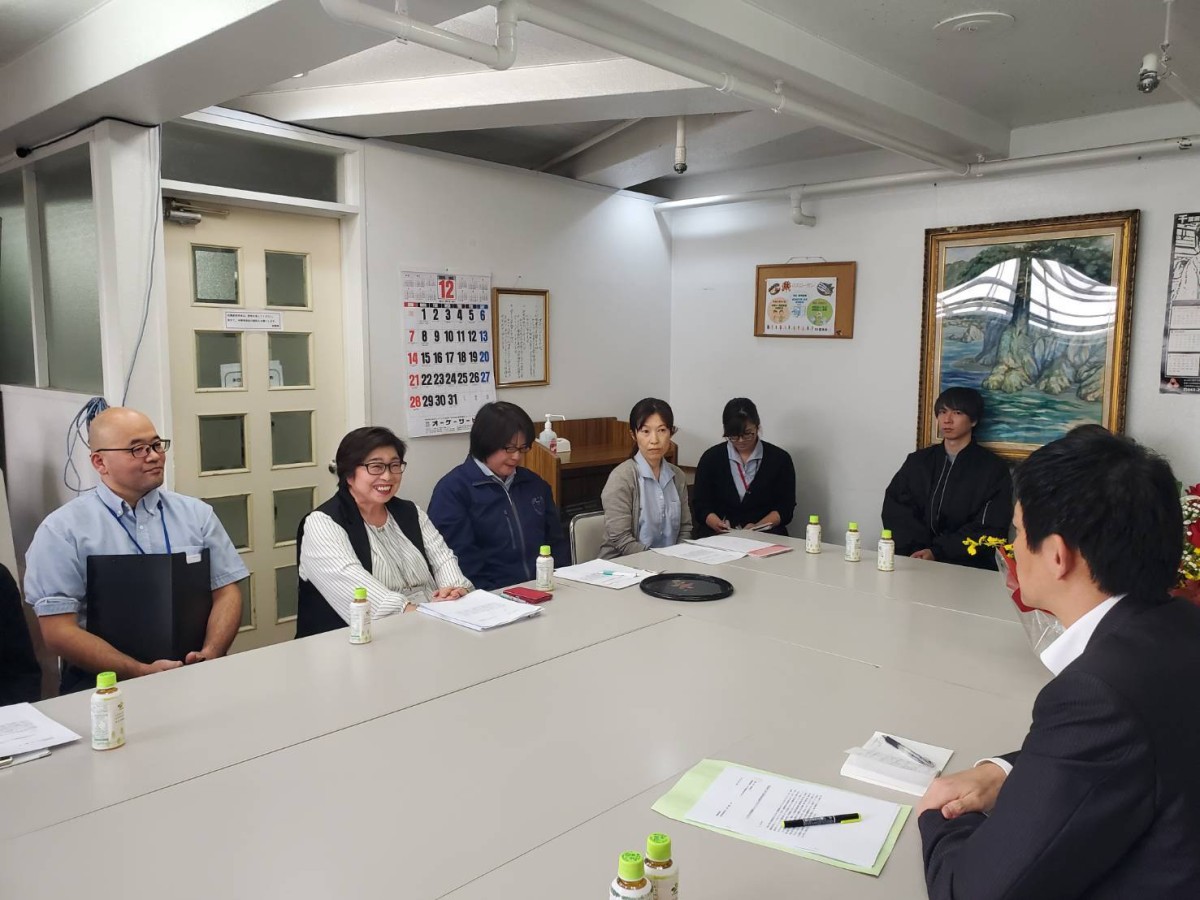 小林鷹之自民党政調会長に介護現場の視察