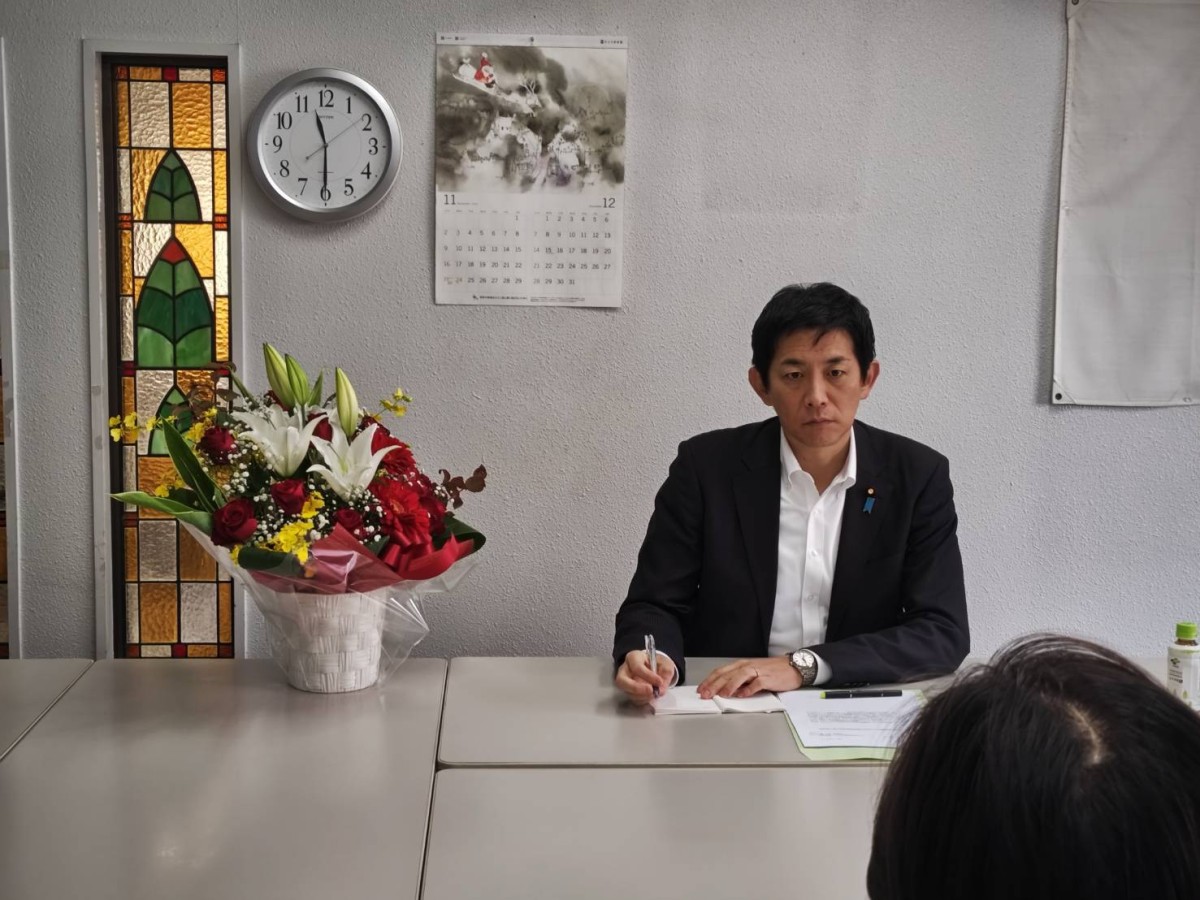 小林鷹之自民党政調会長に介護現場の視察