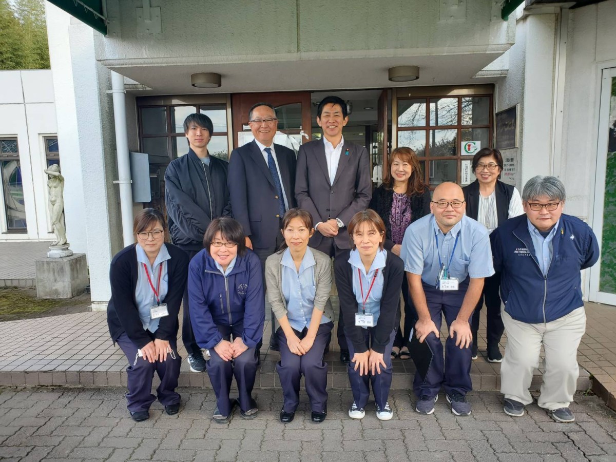 小林鷹之自民党政調会長に介護現場の視察